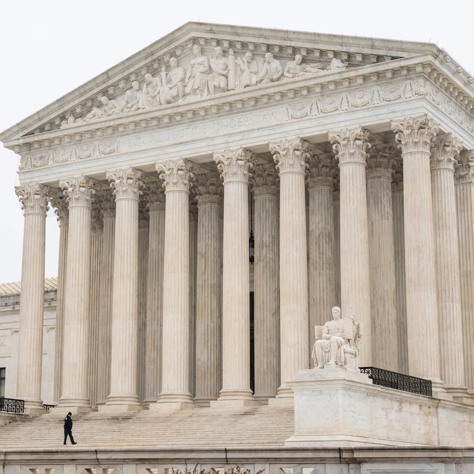 Supreme Court Tariff Ruling Spurs New Tariffs, Fed Official Sees Limited Rate Impact