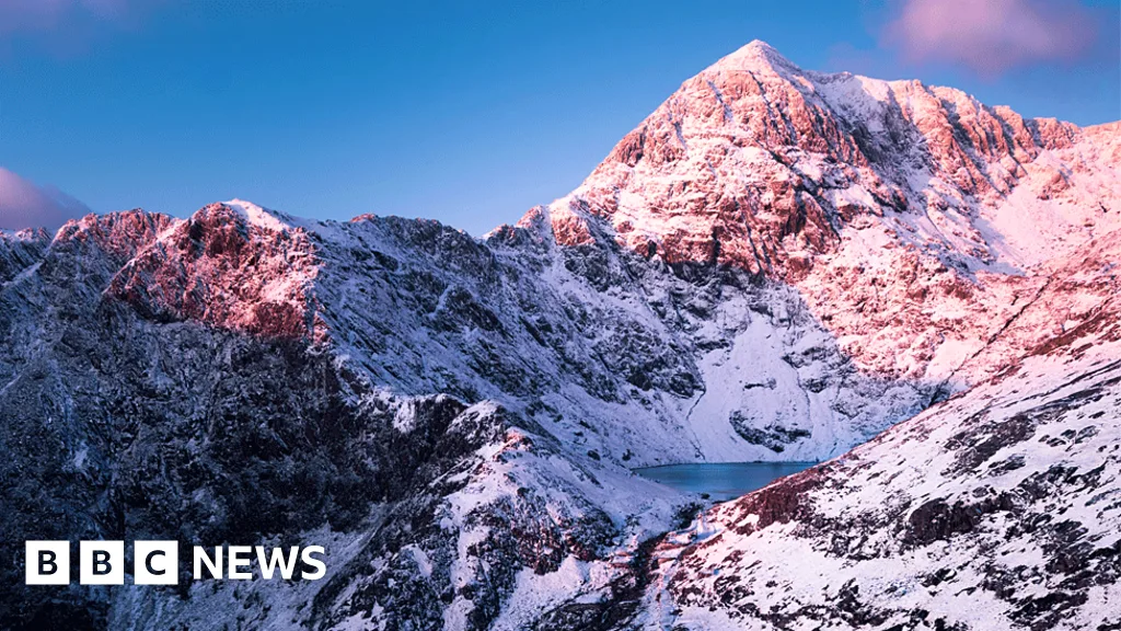 Two men aged 19 and 20 die on Yr Wyddfa after search operation